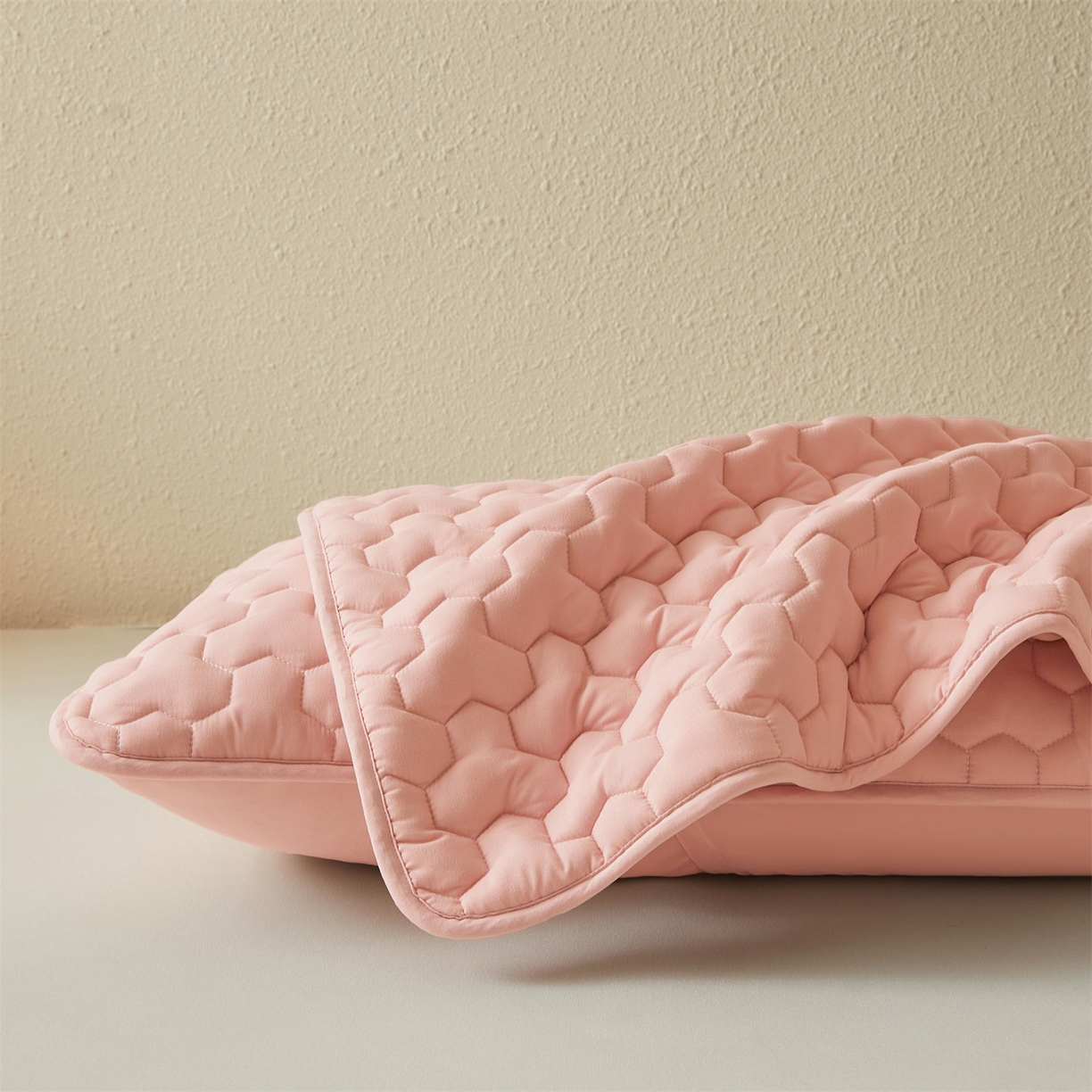 91家纺网 家纺一手货源 找家纺 居眠 2025新款简格-棉花防水枕套-简格 简格-粉