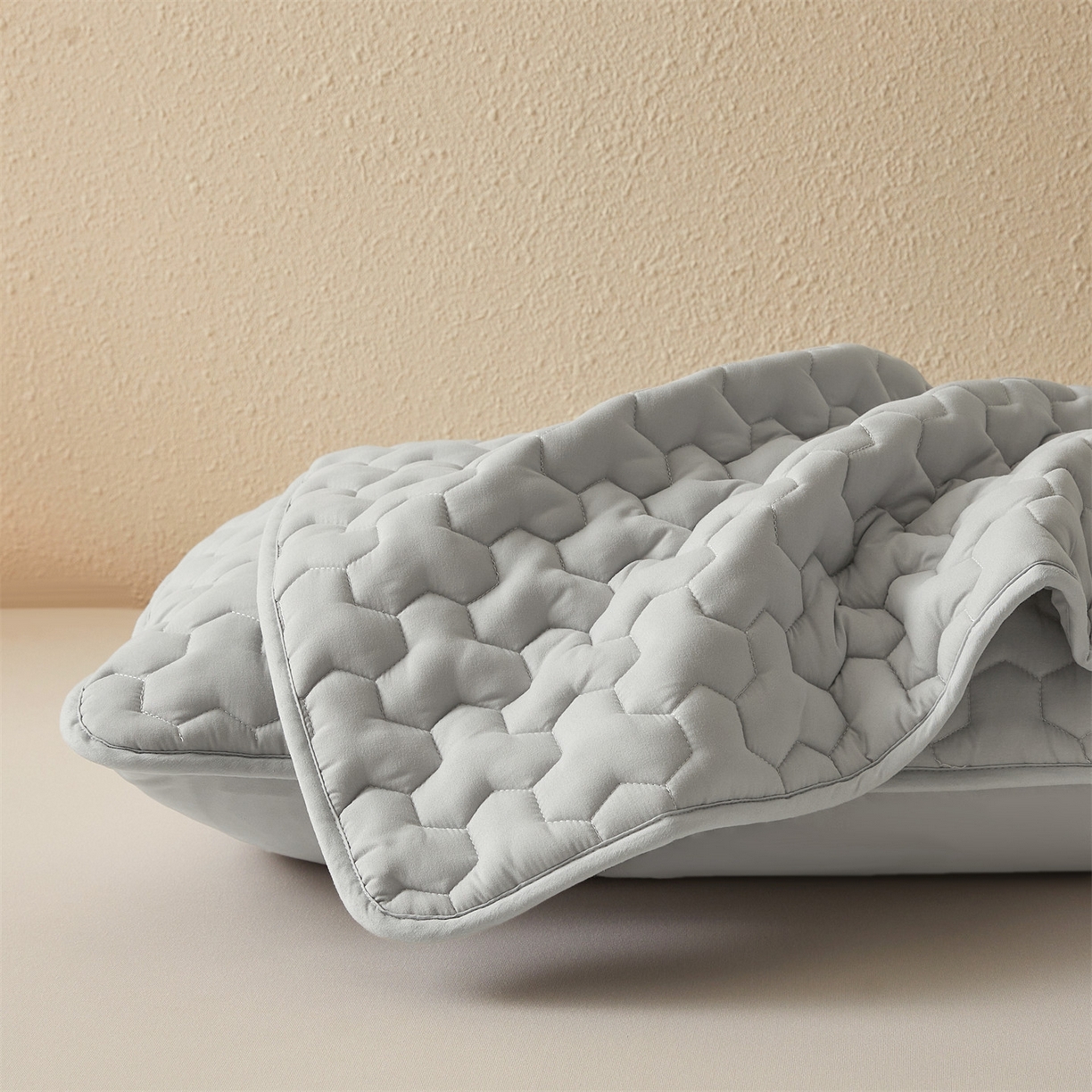 91家纺网 家纺一手货源 找家纺 居眠 2025新款简格-棉花防水枕套-简格 简格-灰