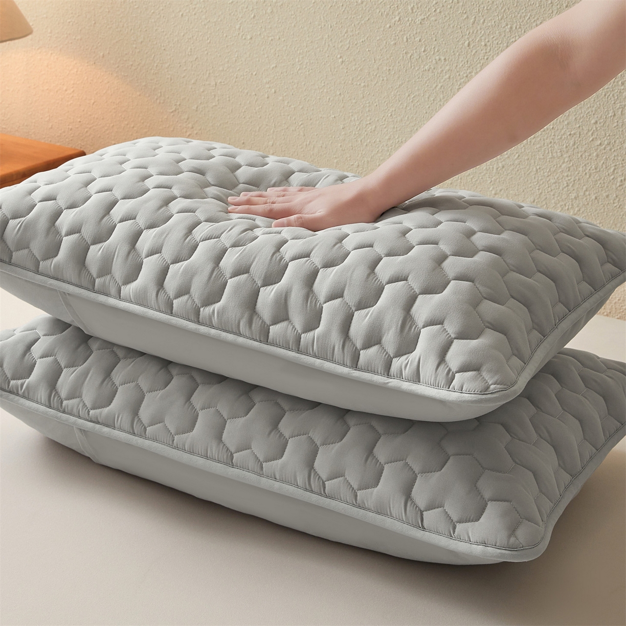 91家纺网 家纺一手货源 找家纺 居眠 2025新款简格-棉花防水枕套-简格 简格-灰