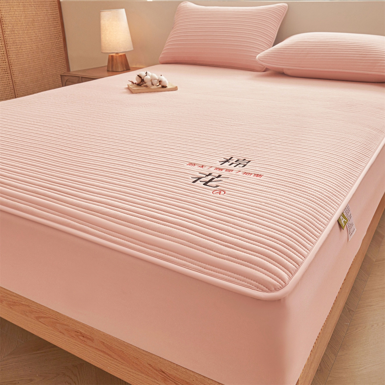 91家纺网 家纺一手货源 找家纺 居眠 2025新款云纹刺绣棉花防水床笠 床笠单件-云纹 云纹-粉