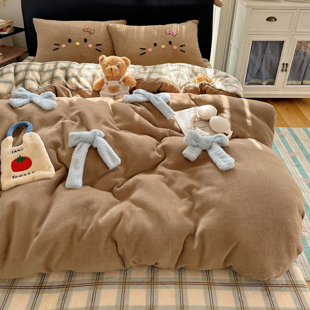 91家纺网 家纺一手货源 找家纺 （总）顾里家纺 2025新款甜风毛球羊羔拼接牛奶绒蝴蝶结花猫系列四件套