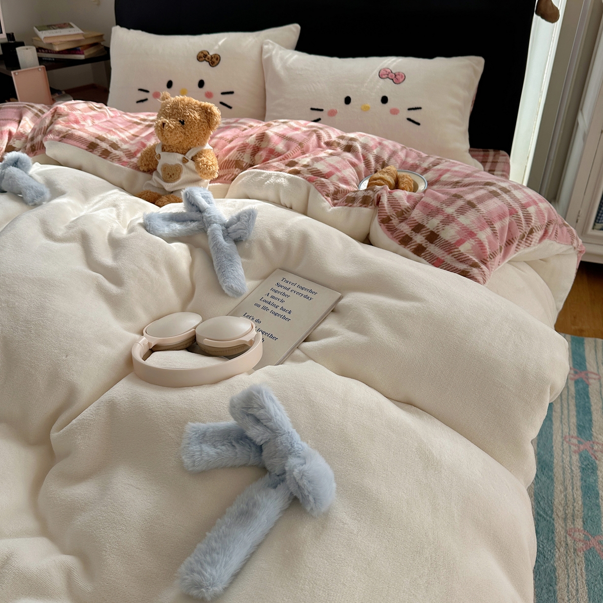 91家纺网 家纺一手货源 找家纺 顾里家纺 2025新款兔毛蝴蝶结喵酱牛奶绒四件套 蝴蝶结猫咪白