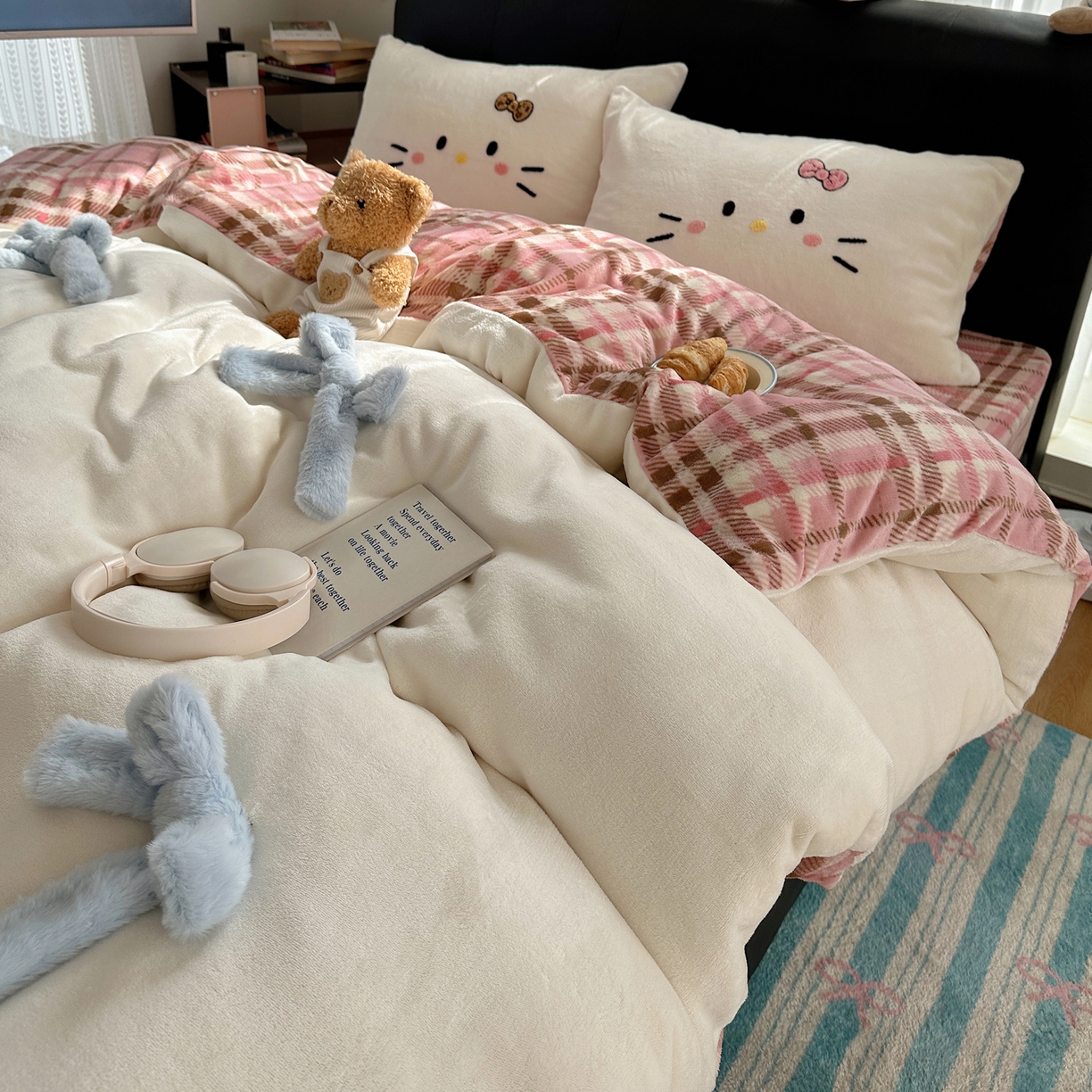 91家纺网 家纺一手货源 找家纺 顾里家纺 2025新款兔毛蝴蝶结喵酱牛奶绒四件套 蝴蝶结猫咪白