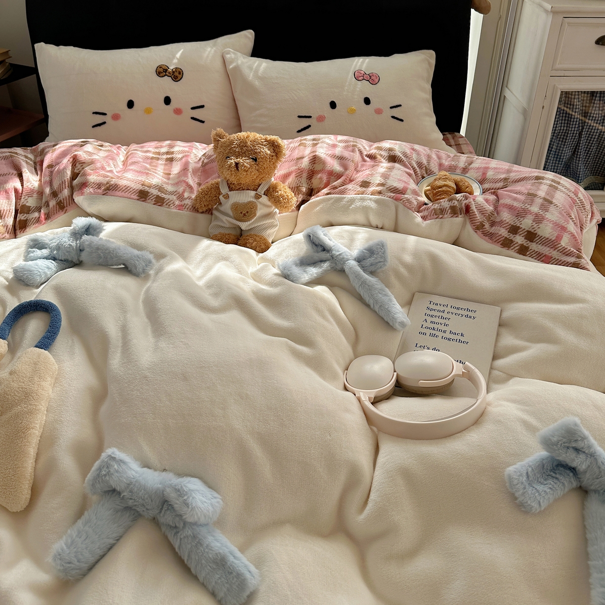 91家纺网 家纺一手货源 找家纺 顾里家纺 2025新款兔毛蝴蝶结喵酱牛奶绒四件套 蝴蝶结猫咪白