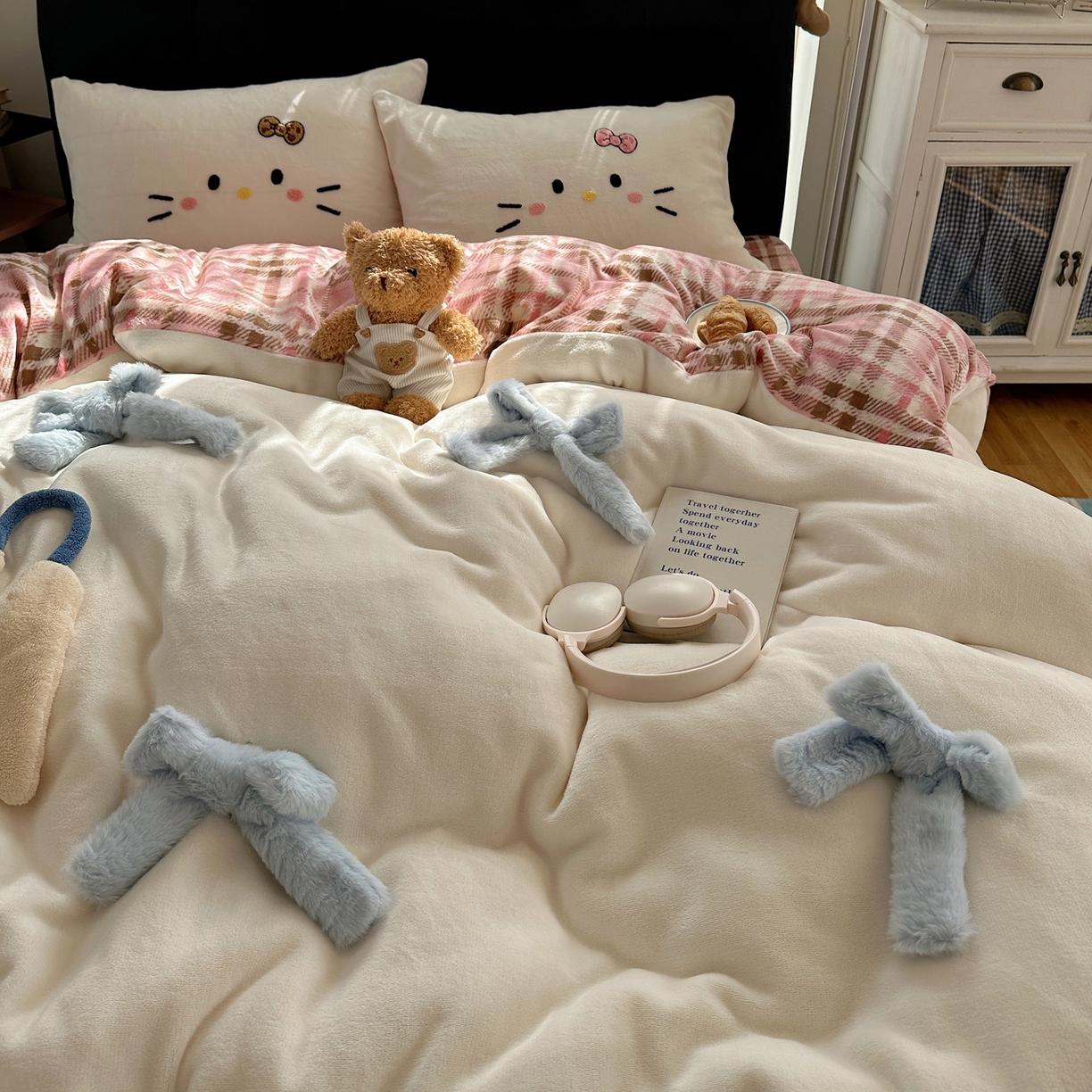 91家纺网 家纺一手货源 找家纺 顾里家纺 2025新款兔毛蝴蝶结喵酱牛奶绒四件套 蝴蝶结猫咪白