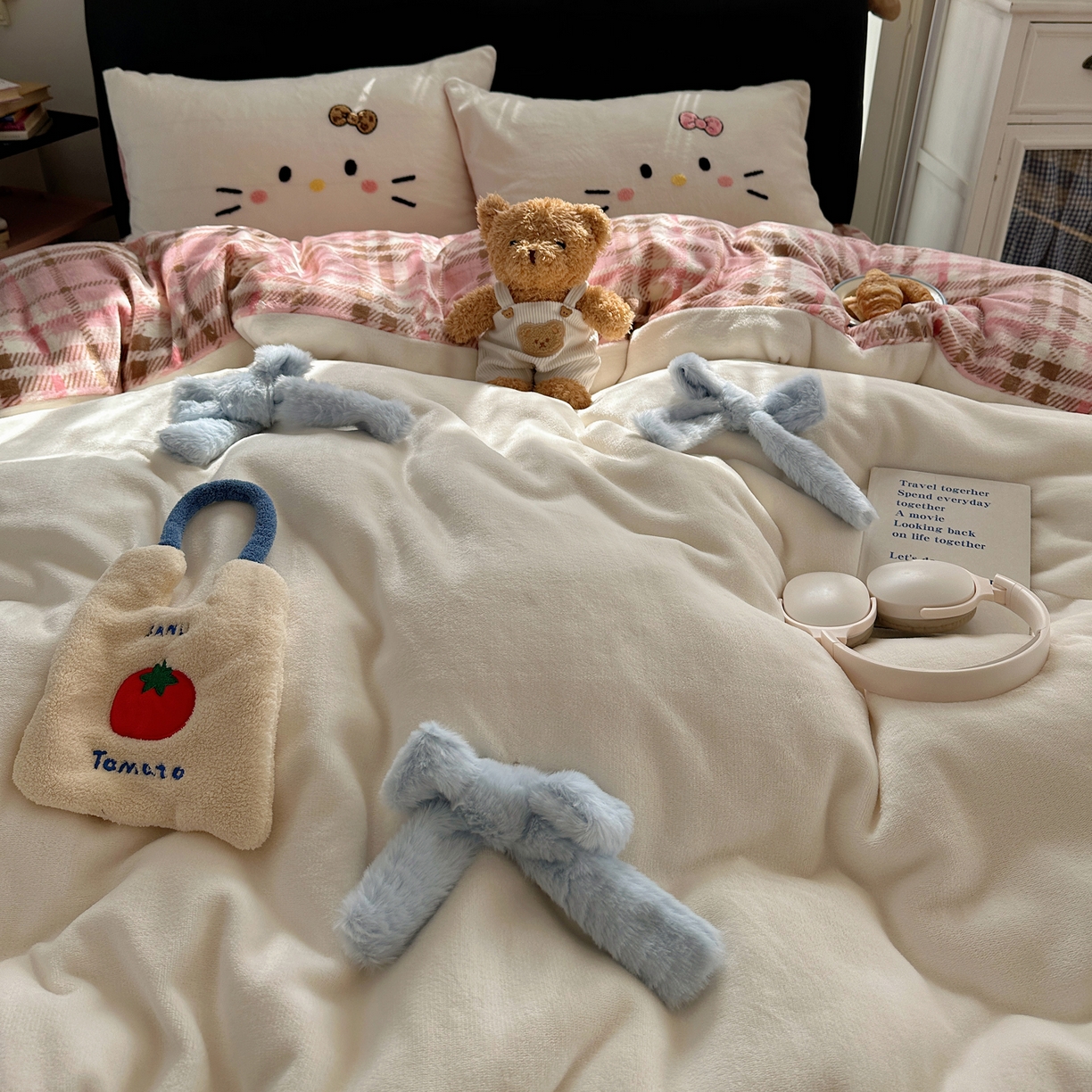 91家纺网 家纺一手货源 找家纺 顾里家纺 2025新款兔毛蝴蝶结喵酱牛奶绒四件套 蝴蝶结猫咪白