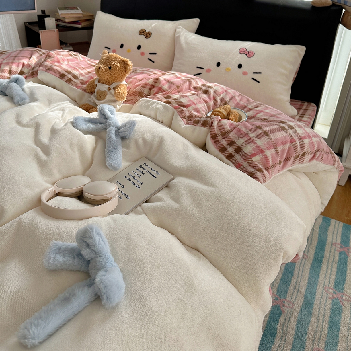 91家纺网 家纺一手货源 找家纺 顾里家纺 2025新款兔毛蝴蝶结喵酱牛奶绒四件套 蝴蝶结猫咪白