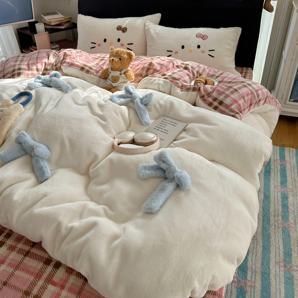 91家纺网 家纺一手货源 找家纺 顾里家纺 2025新款兔毛蝴蝶结喵酱牛奶绒四件套 蝴蝶结猫咪白