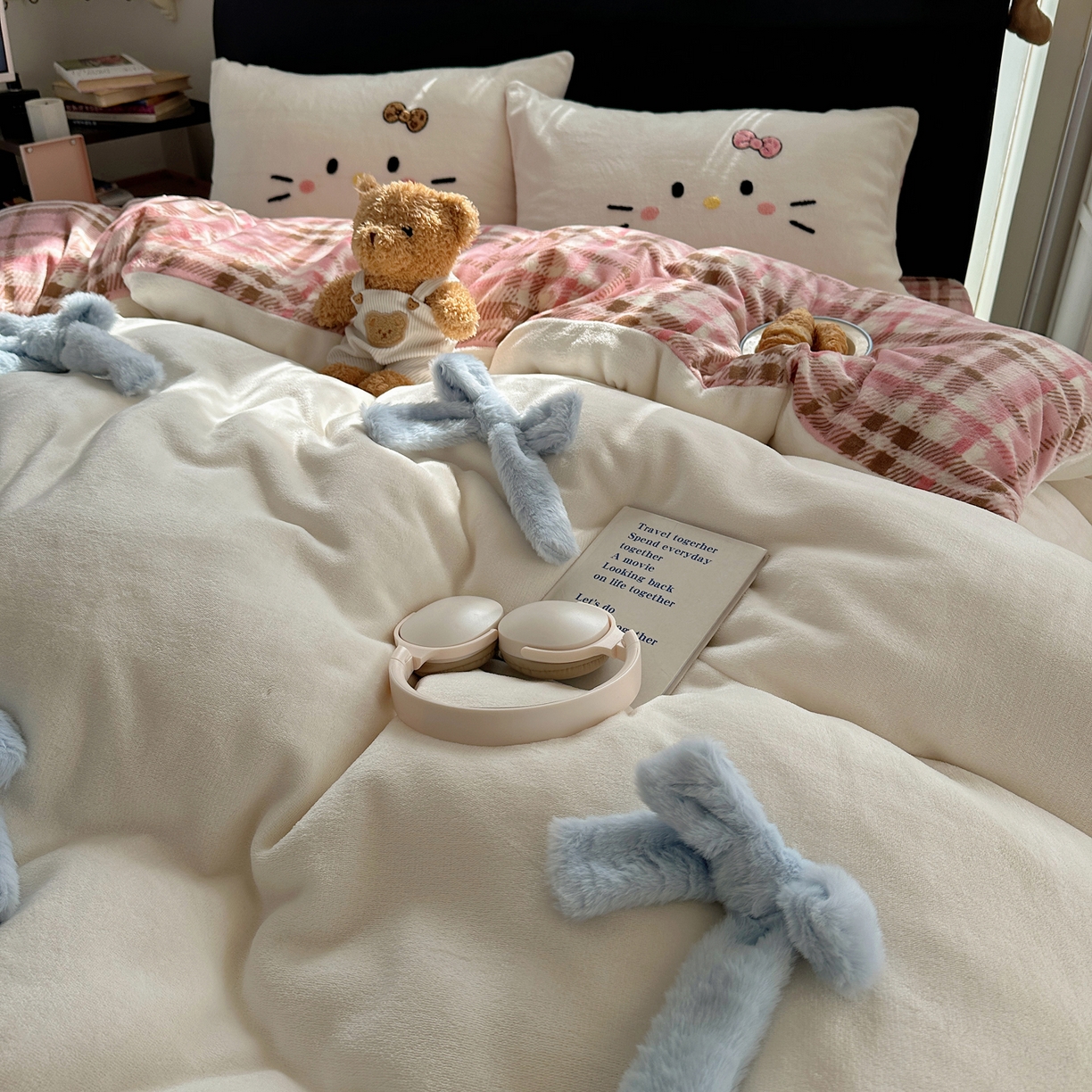 91家纺网 家纺一手货源 找家纺 顾里家纺 2025新款兔毛蝴蝶结喵酱牛奶绒四件套 蝴蝶结猫咪白