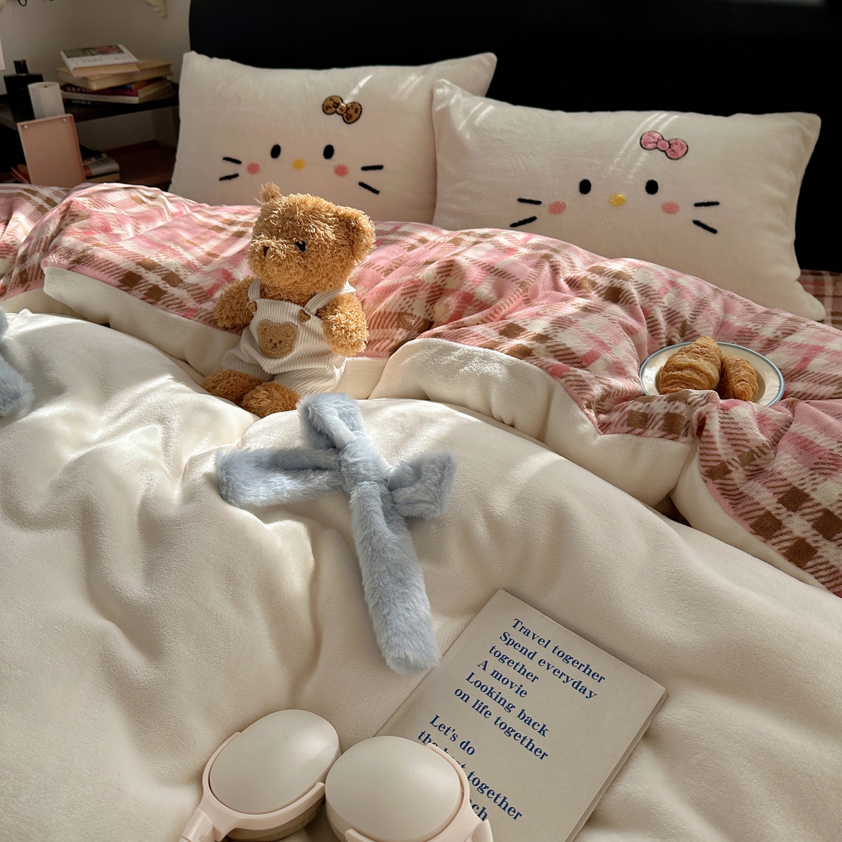 91家纺网 家纺一手货源 找家纺 顾里家纺 2025新款兔毛蝴蝶结喵酱牛奶绒四件套 蝴蝶结猫咪白