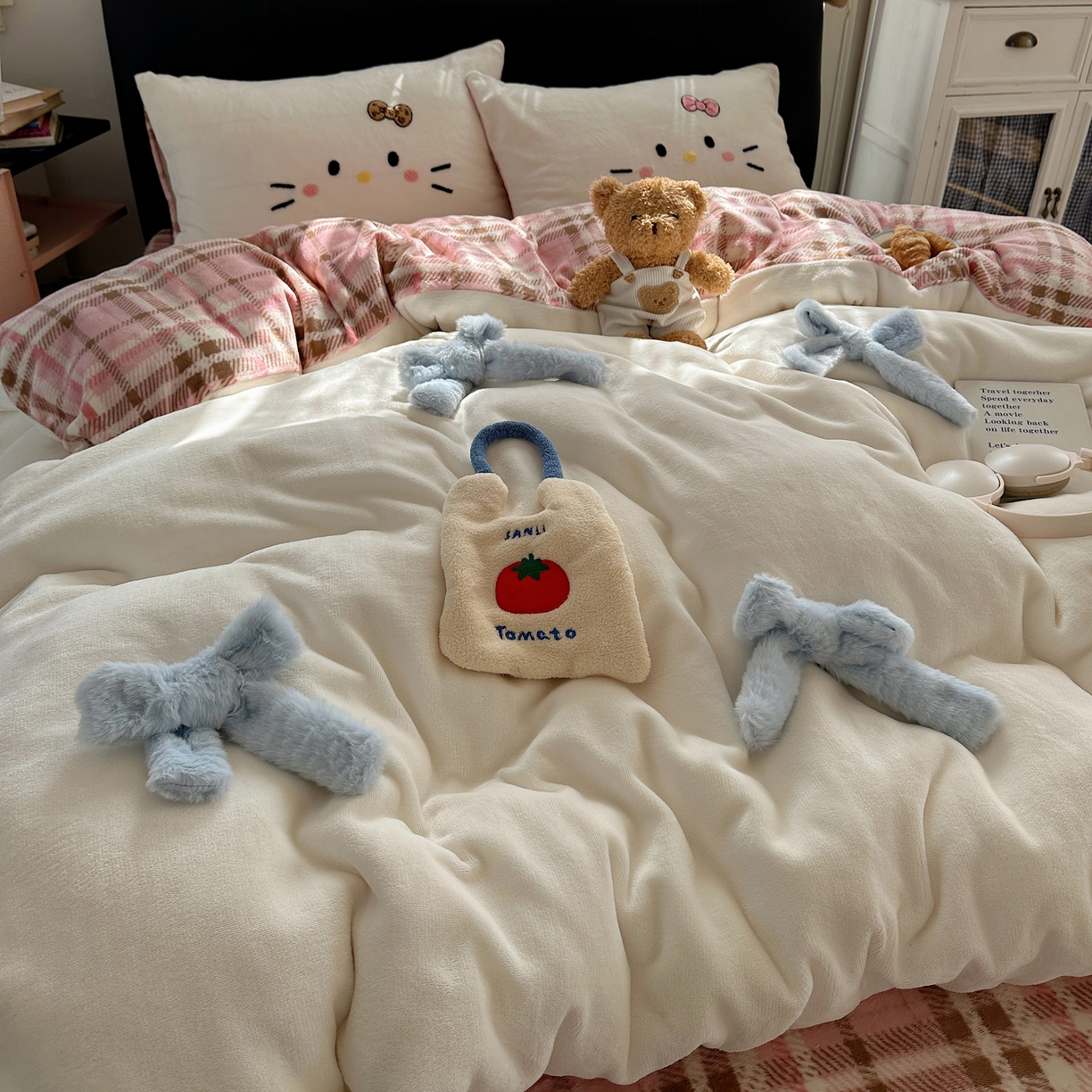 91家纺网 家纺一手货源 找家纺 顾里家纺 2025新款兔毛蝴蝶结喵酱牛奶绒四件套 蝴蝶结猫咪白