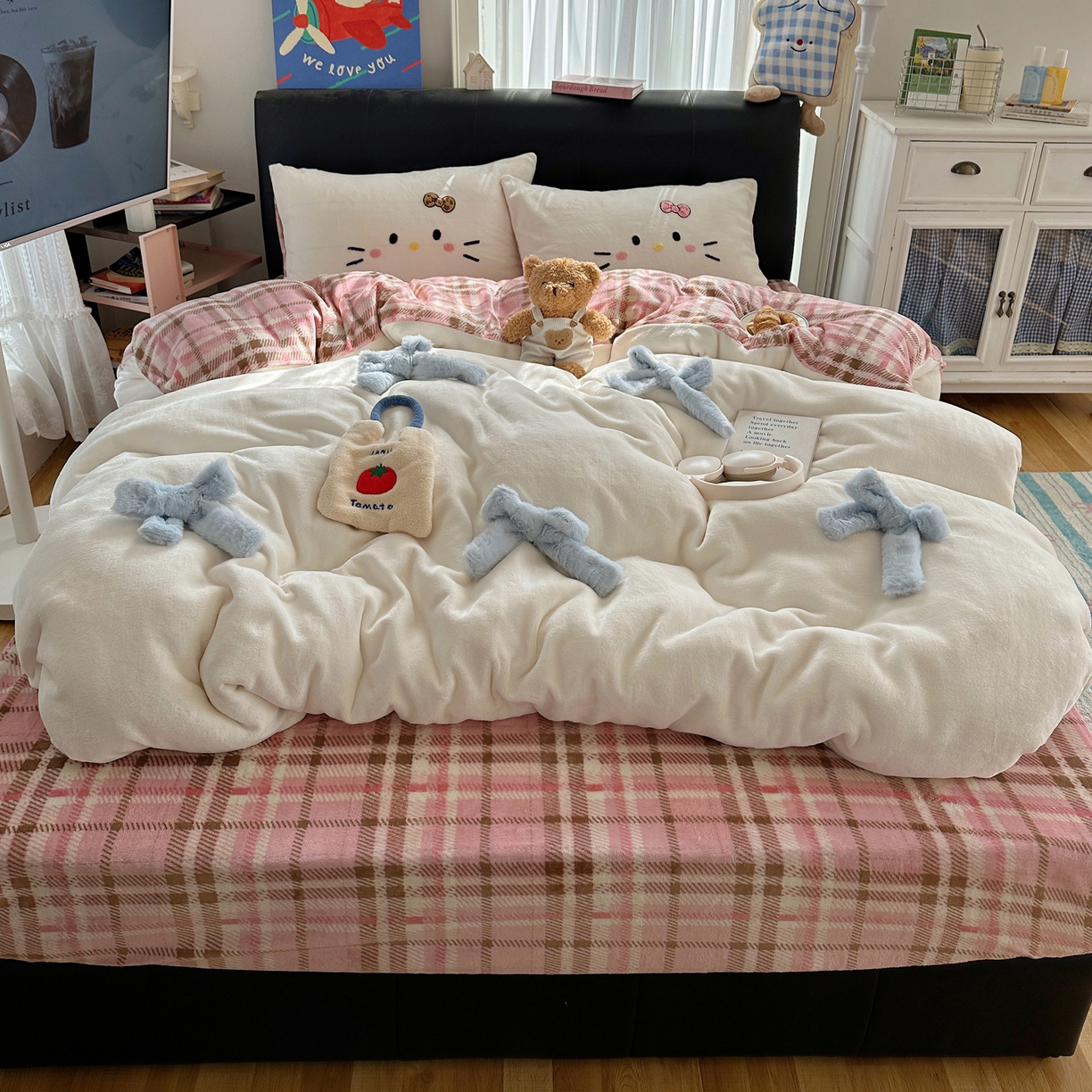 91家纺网 家纺一手货源 找家纺 顾里家纺 2025新款兔毛蝴蝶结喵酱牛奶绒四件套 蝴蝶结猫咪白