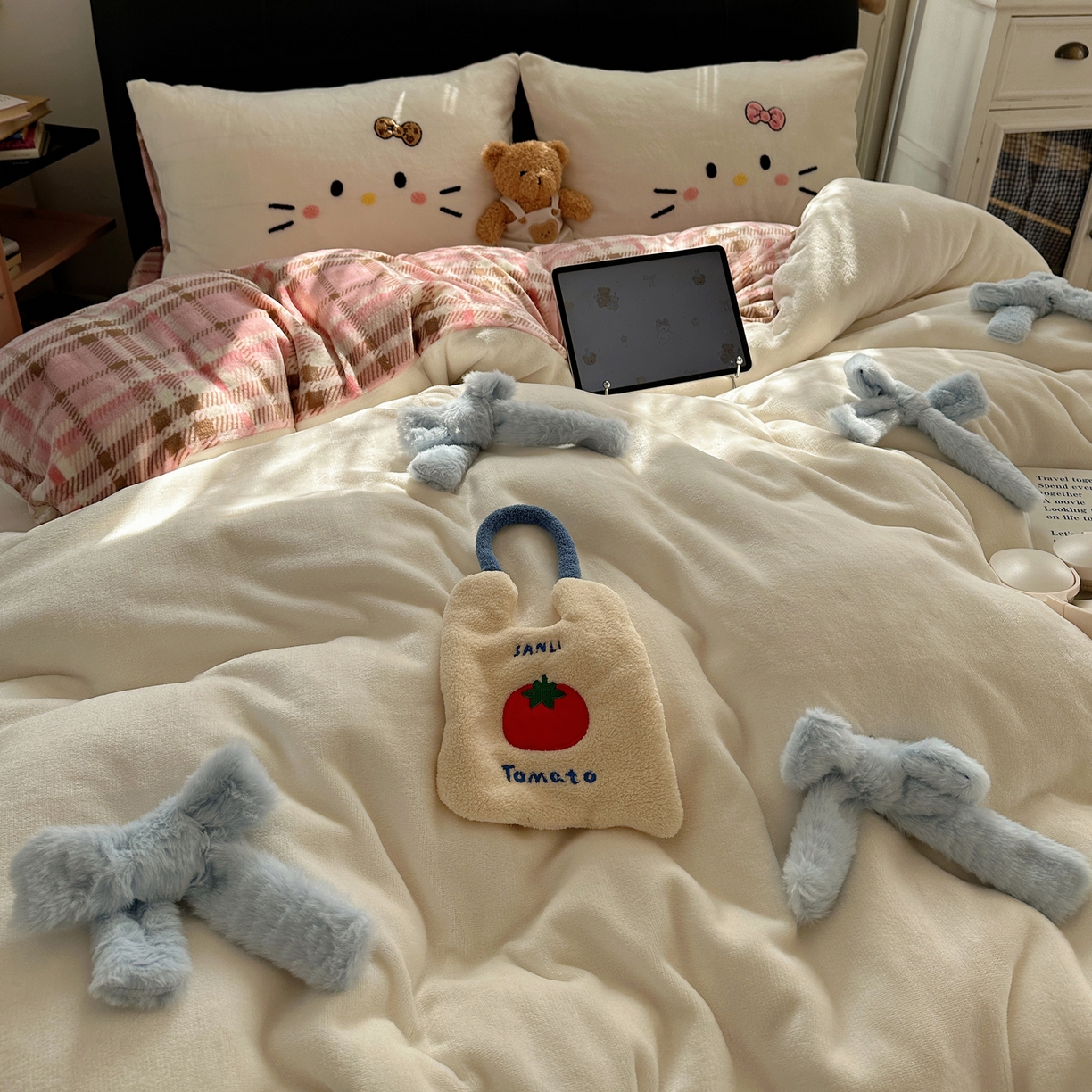 91家纺网 家纺一手货源 找家纺 顾里家纺 2025新款兔毛蝴蝶结喵酱牛奶绒四件套 蝴蝶结猫咪白