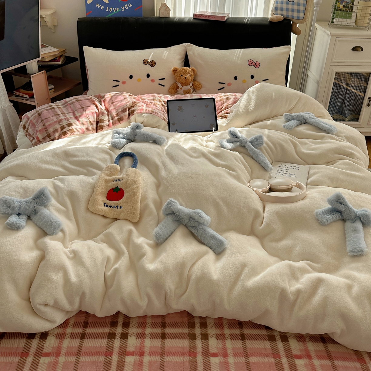 91家纺网 家纺一手货源 找家纺 顾里家纺 2025新款兔毛蝴蝶结喵酱牛奶绒四件套 蝴蝶结猫咪白