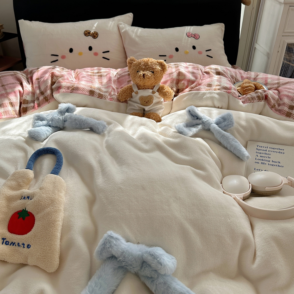 91家纺网 家纺一手货源 找家纺 顾里家纺 2025新款兔毛蝴蝶结喵酱牛奶绒四件套 蝴蝶结猫咪白