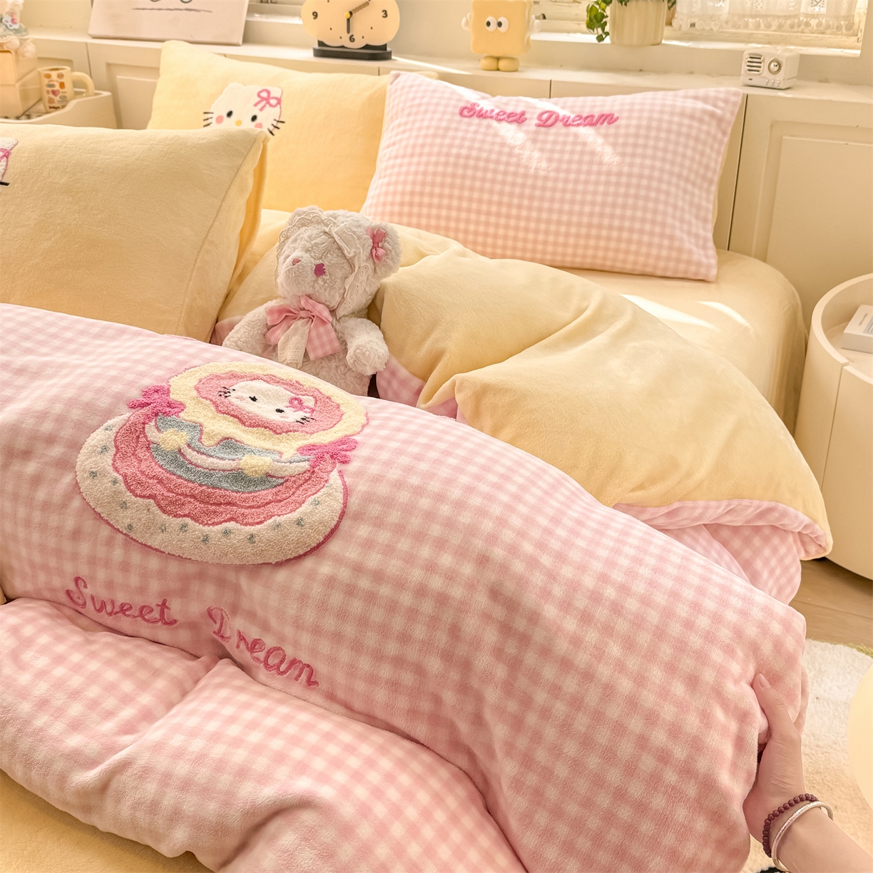 91家纺网 家纺一手货源 找家纺 灰鲸 2025新款牛奶绒毛巾绣苹果狗、蛋糕喵系列四件套 蛋糕喵-粉格+奶油黄