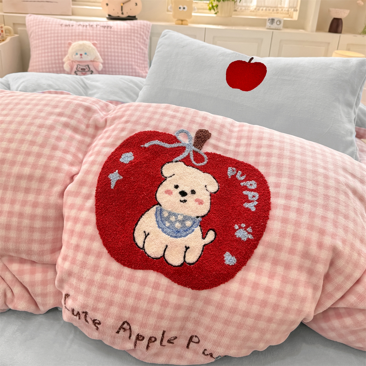 91家纺网 家纺一手货源 找家纺 （总）灰鲸 2025新款牛奶绒毛巾绣苹果狗、蛋糕喵系列四件套