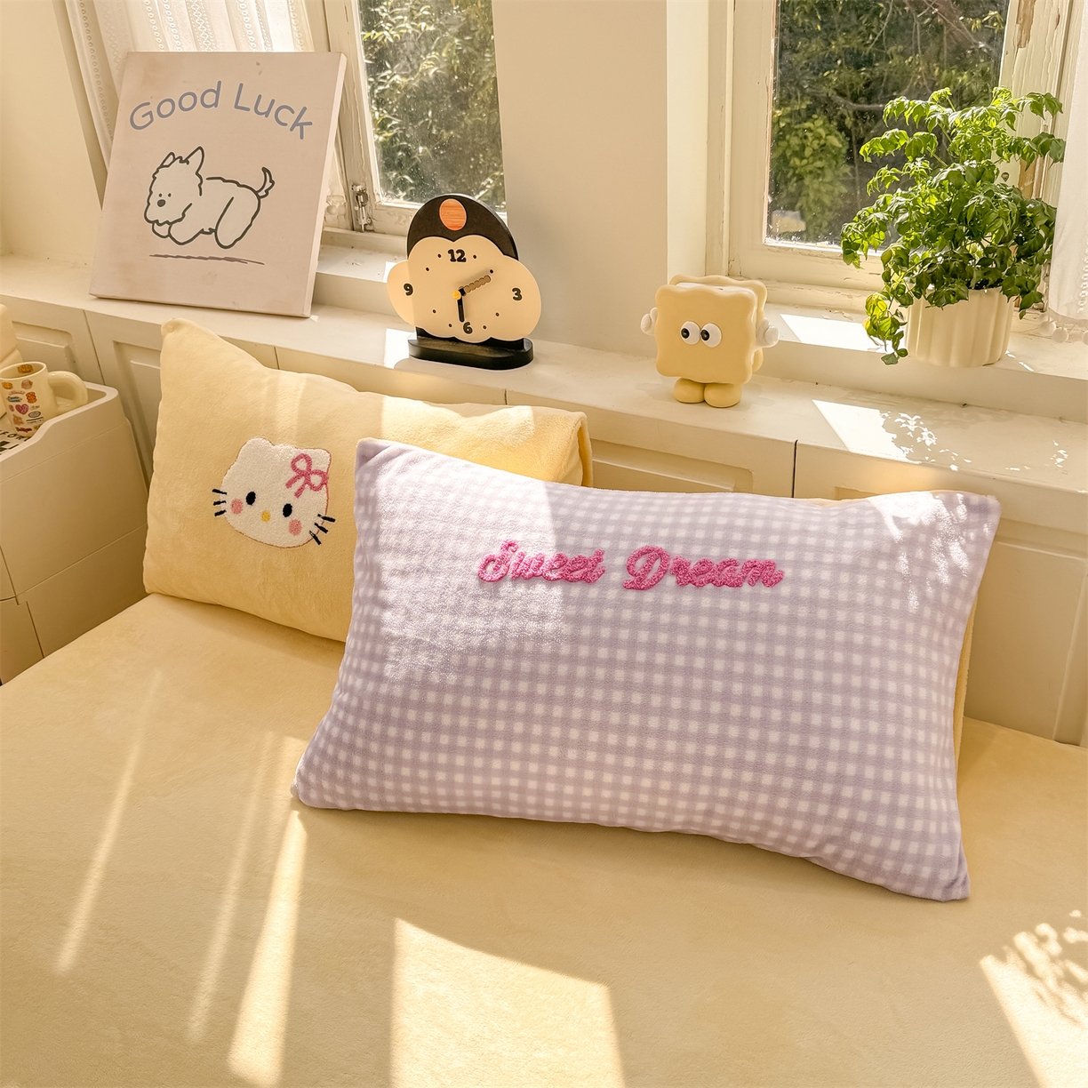 91家纺网 家纺一手货源 找家纺 灰鲸 2025新款牛奶绒毛巾绣苹果狗、蛋糕喵系列四件套 蛋糕喵-紫格+奶油黄