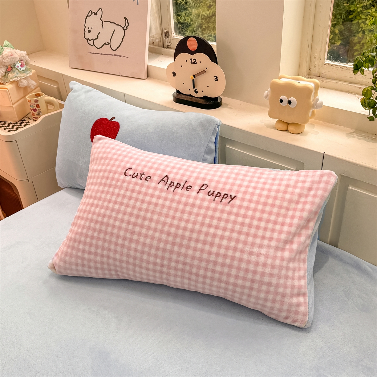 91家纺网 家纺一手货源 找家纺 灰鲸 2025新款牛奶绒毛巾绣苹果狗、蛋糕喵系列四件套 苹果狗-粉格+繁星蓝