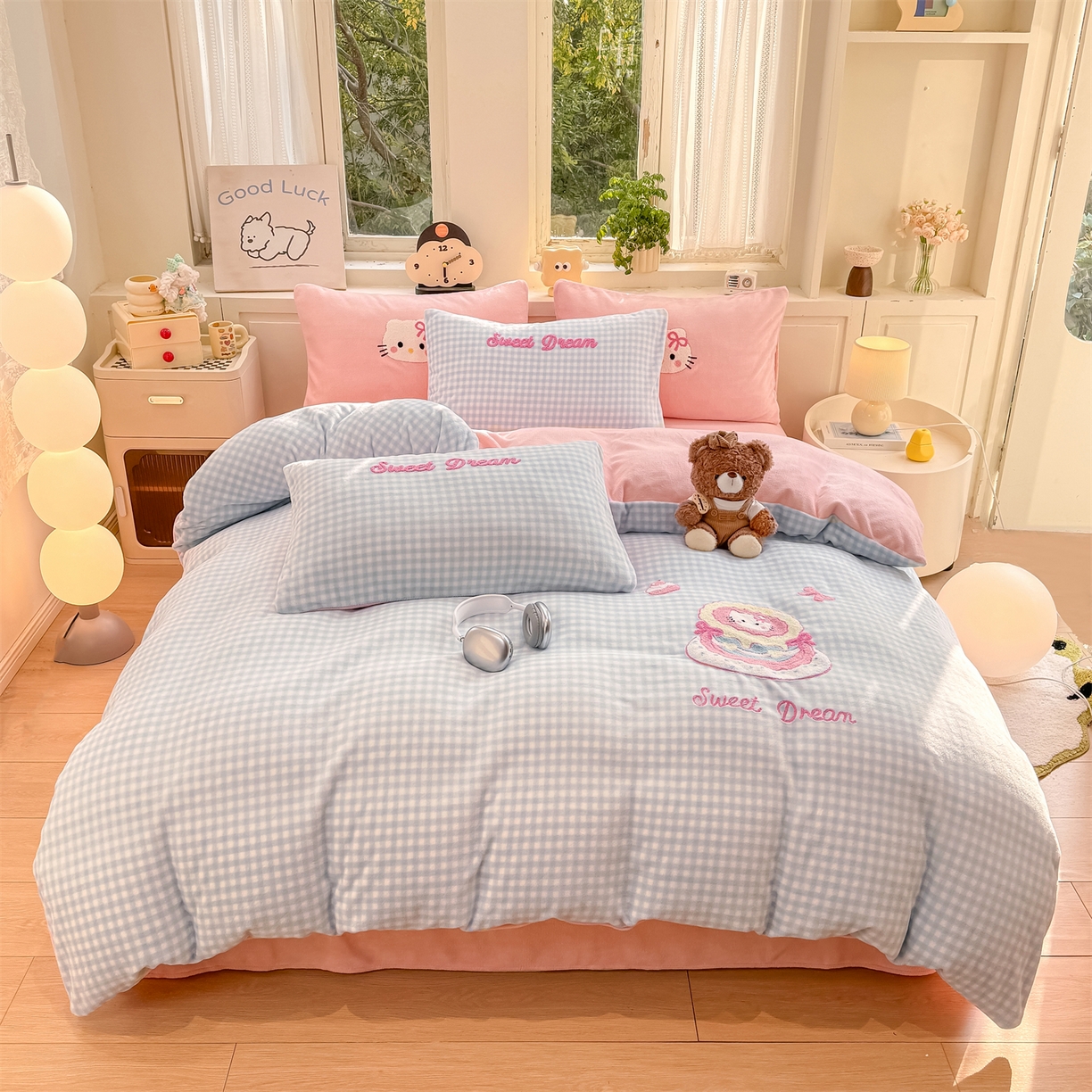 91家纺网 家纺一手货源 找家纺 灰鲸 2025新款牛奶绒毛巾绣苹果狗、蛋糕喵系列四件套 蛋糕喵-蓝格+可可粉