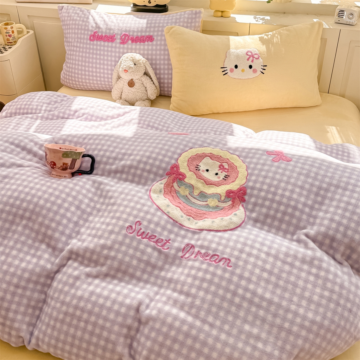 91家纺网 家纺一手货源 找家纺 灰鲸 2025新款牛奶绒毛巾绣苹果狗、蛋糕喵系列四件套 蛋糕喵-紫格+奶油黄