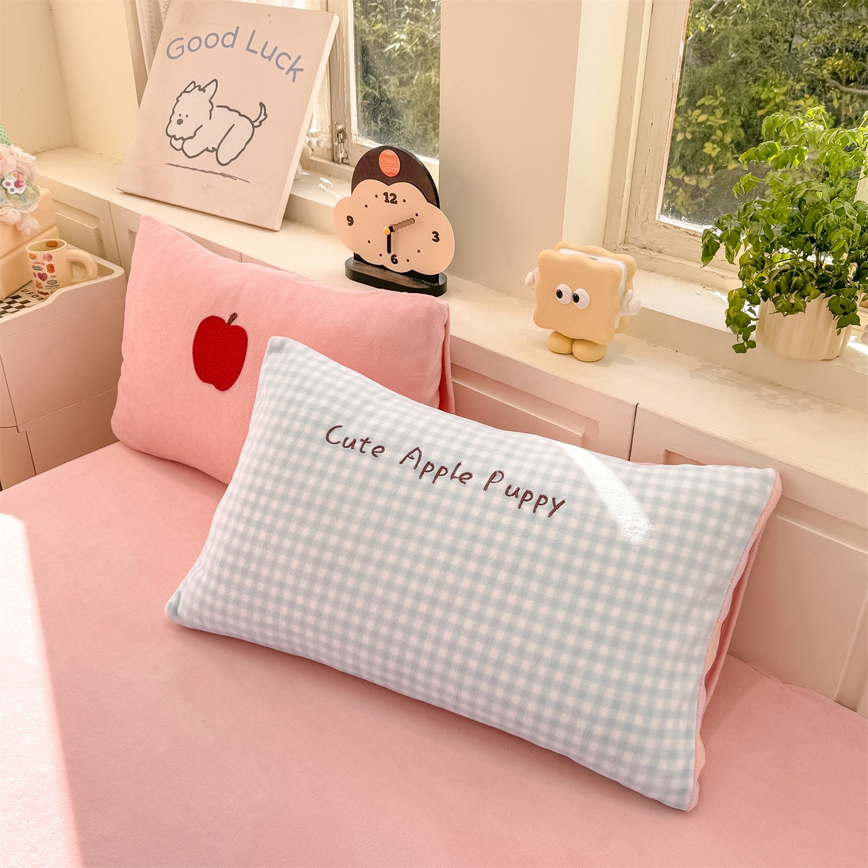 91家纺网 家纺一手货源 找家纺 灰鲸 2025新款牛奶绒毛巾绣苹果狗、蛋糕喵系列四件套 苹果狗-蓝格+可可粉