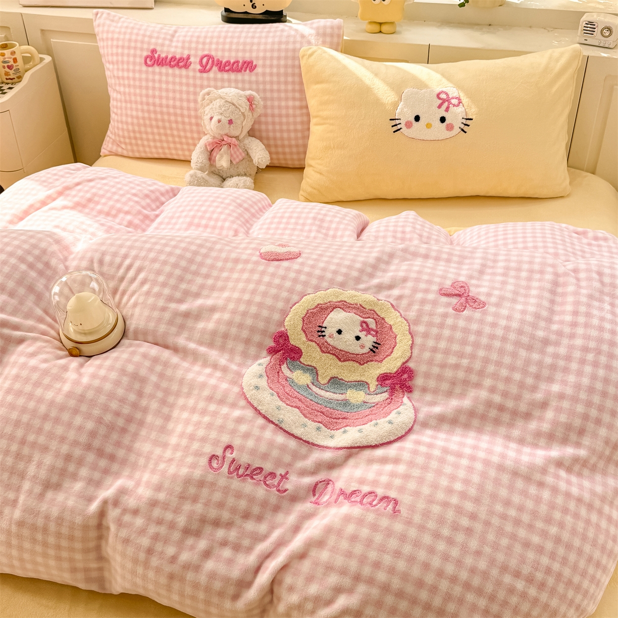91家纺网 家纺一手货源 找家纺 灰鲸 2025新款牛奶绒毛巾绣苹果狗、蛋糕喵系列四件套 蛋糕喵-粉格+奶油黄