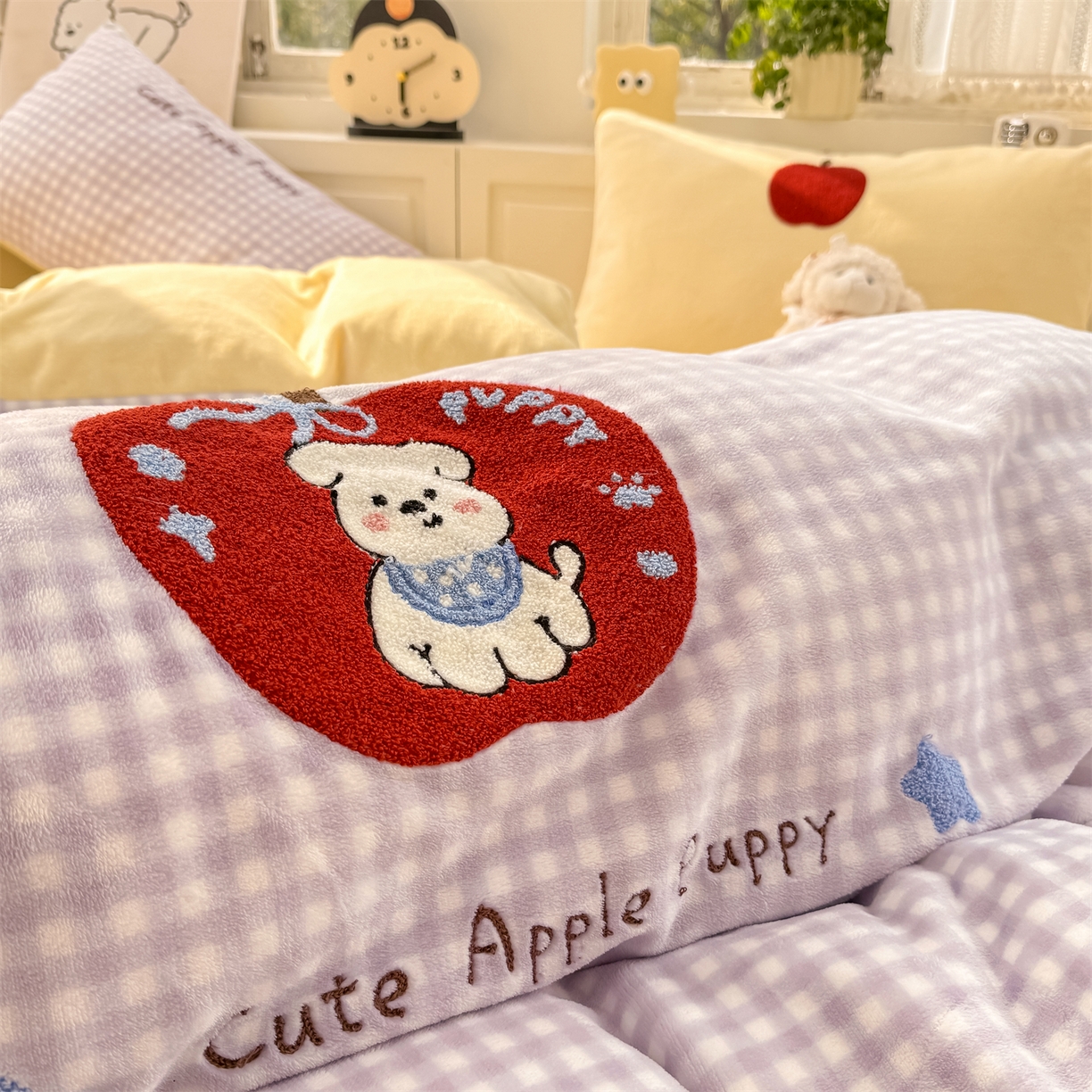 91家纺网 家纺一手货源 找家纺 灰鲸 2025新款牛奶绒毛巾绣苹果狗、蛋糕喵系列四件套 苹果狗-紫格+奶油黄