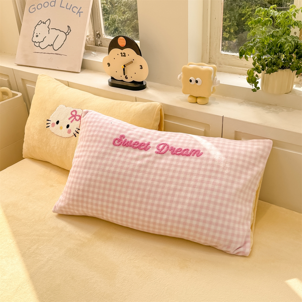 91家纺网 家纺一手货源 找家纺 灰鲸 2025新款牛奶绒毛巾绣苹果狗、蛋糕喵系列四件套 蛋糕喵-粉格+奶油黄