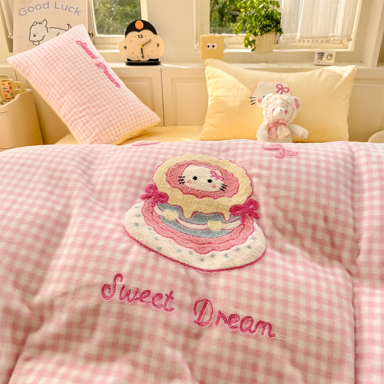 91家纺网 家纺一手货源 找家纺 灰鲸 2025新款牛奶绒毛巾绣苹果狗、蛋糕喵系列四件套 蛋糕喵-粉格+奶油黄