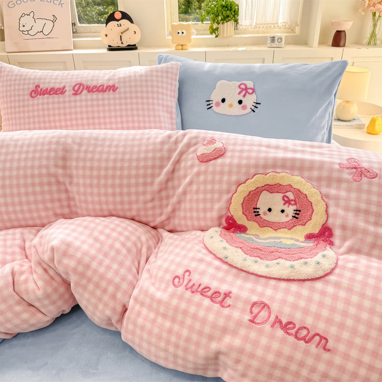 91家纺网 家纺一手货源 找家纺 灰鲸 2025新款牛奶绒毛巾绣苹果狗、蛋糕喵系列四件套 蛋糕喵-粉格+繁星蓝
