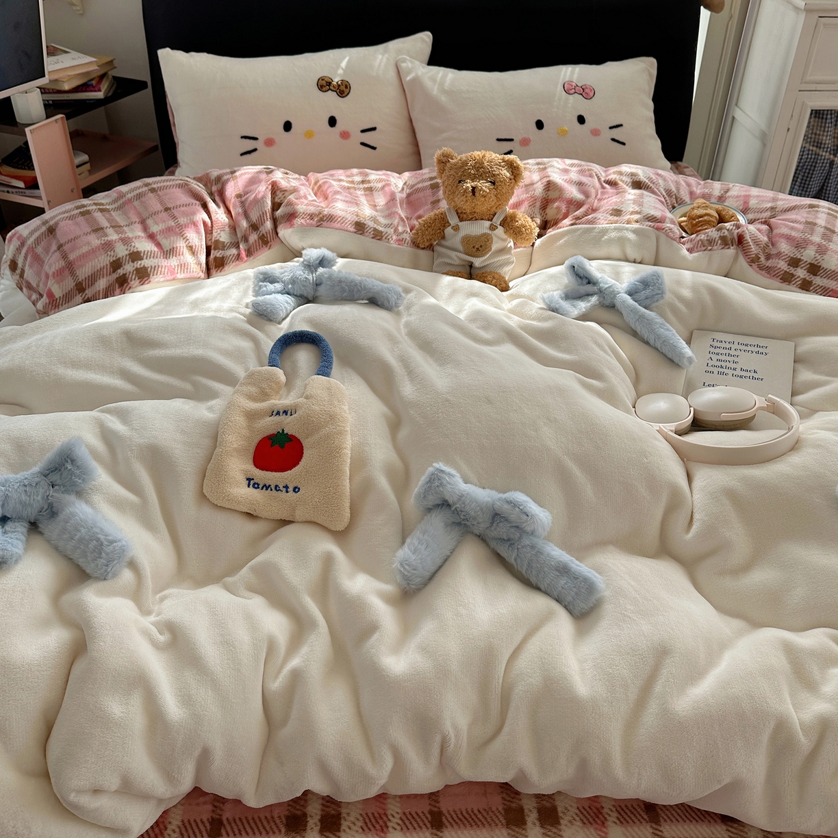 91家纺网 家纺一手货源 找家纺 顾里家纺 2025新款兔毛蝴蝶结喵酱牛奶绒四件套 蝴蝶结猫咪白