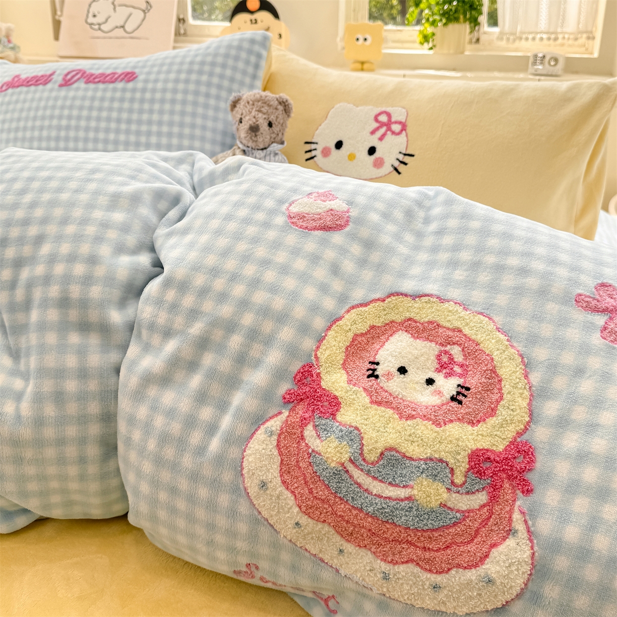 91家纺网 家纺一手货源 找家纺 灰鲸 2025新款牛奶绒毛巾绣苹果狗、蛋糕喵系列四件套 蛋糕喵-蓝格+奶油黄
