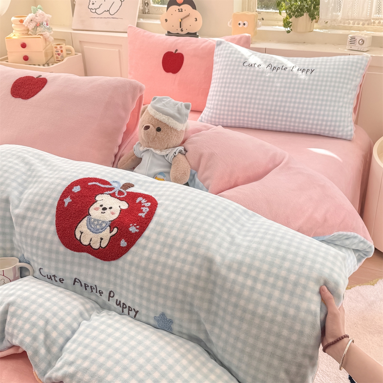 91家纺网 家纺一手货源 找家纺 灰鲸 2025新款牛奶绒毛巾绣苹果狗、蛋糕喵系列四件套 苹果狗-蓝格+可可粉