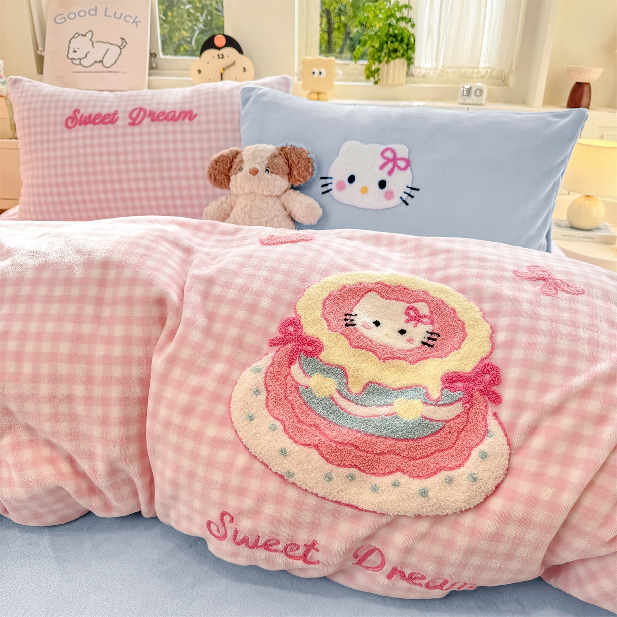 91家纺网 家纺一手货源 找家纺 灰鲸 2025新款牛奶绒毛巾绣苹果狗、蛋糕喵系列四件套 蛋糕喵-粉格+繁星蓝