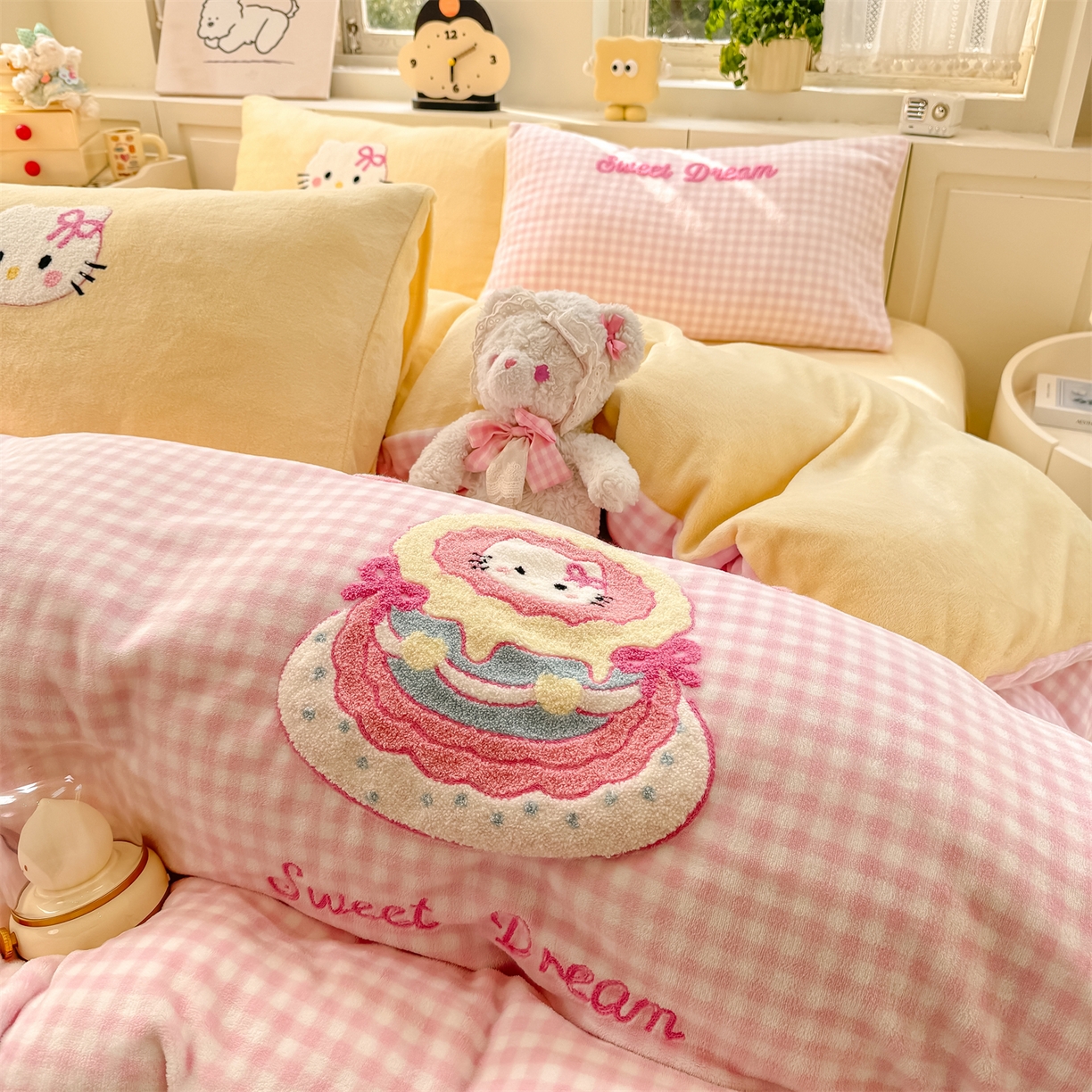 91家纺网 家纺一手货源 找家纺 灰鲸 2025新款牛奶绒毛巾绣苹果狗、蛋糕喵系列四件套 蛋糕喵-粉格+奶油黄
