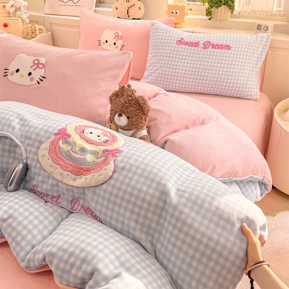 91家纺网 家纺一手货源 找家纺 灰鲸 2025新款牛奶绒毛巾绣苹果狗、蛋糕喵系列四件套 蛋糕喵-蓝格+可可粉