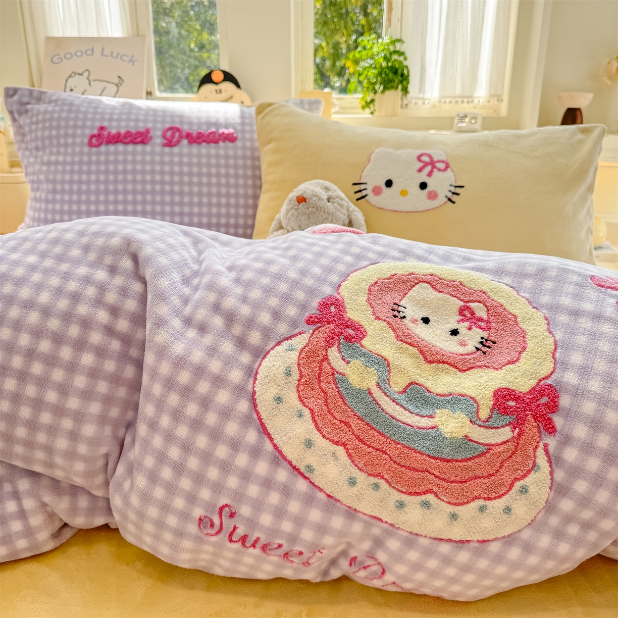 91家纺网 家纺一手货源 找家纺 灰鲸 2025新款牛奶绒毛巾绣苹果狗、蛋糕喵系列四件套 蛋糕喵-紫格+奶油黄
