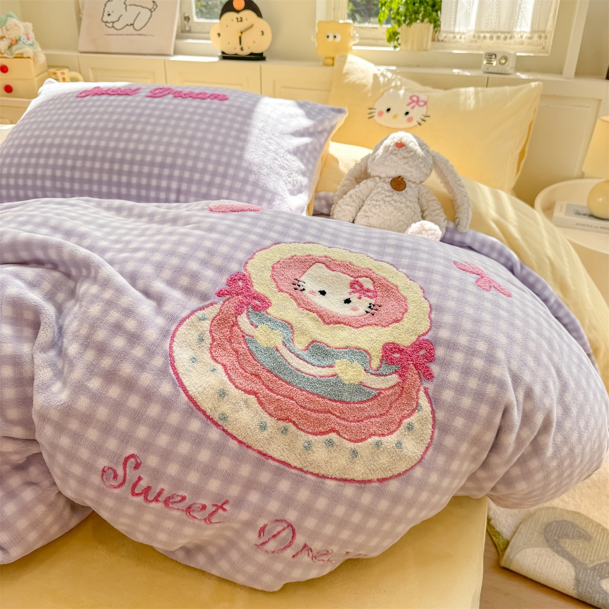 91家纺网 家纺一手货源 找家纺 灰鲸 2025新款牛奶绒毛巾绣苹果狗、蛋糕喵系列四件套 蛋糕喵-紫格+奶油黄