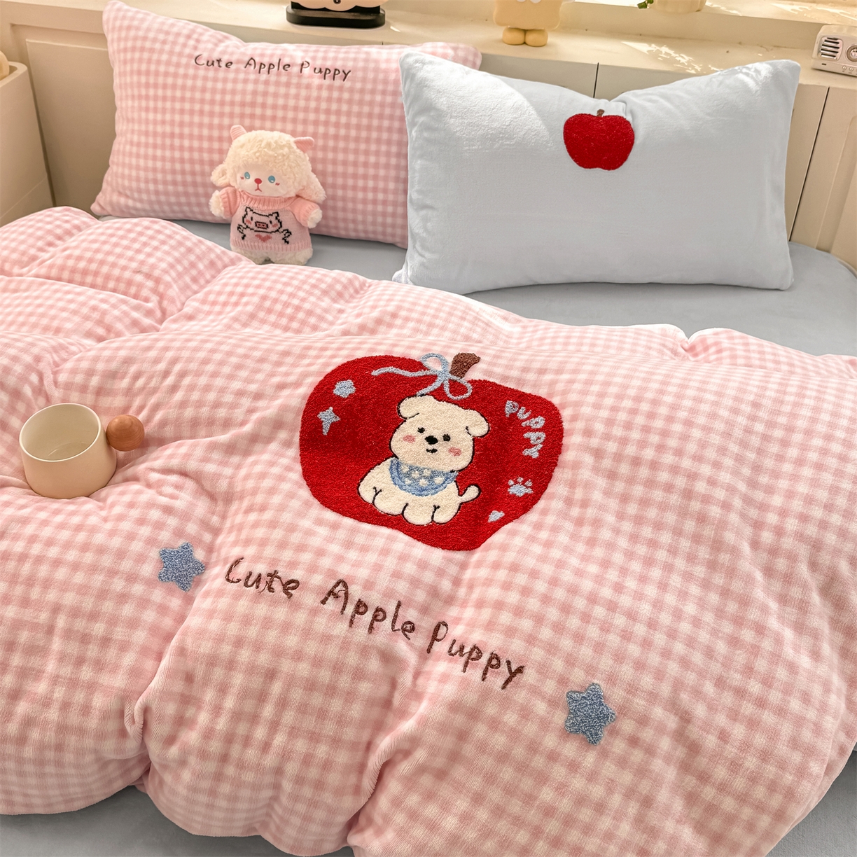 91家纺网 家纺一手货源 找家纺 灰鲸 2025新款牛奶绒毛巾绣苹果狗、蛋糕喵系列四件套 苹果狗-粉格+繁星蓝