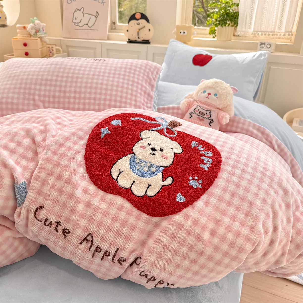 91家纺网 家纺一手货源 找家纺 灰鲸 2025新款牛奶绒毛巾绣苹果狗、蛋糕喵系列四件套 苹果狗-粉格+繁星蓝