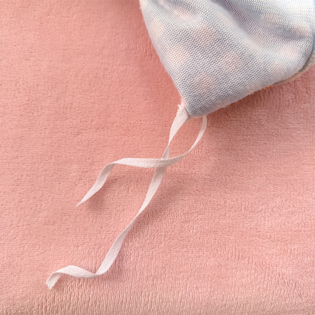 91家纺网 家纺一手货源 找家纺 灰鲸 2025新款牛奶绒毛巾绣苹果狗、蛋糕喵系列四件套 蛋糕喵-蓝格+可可粉