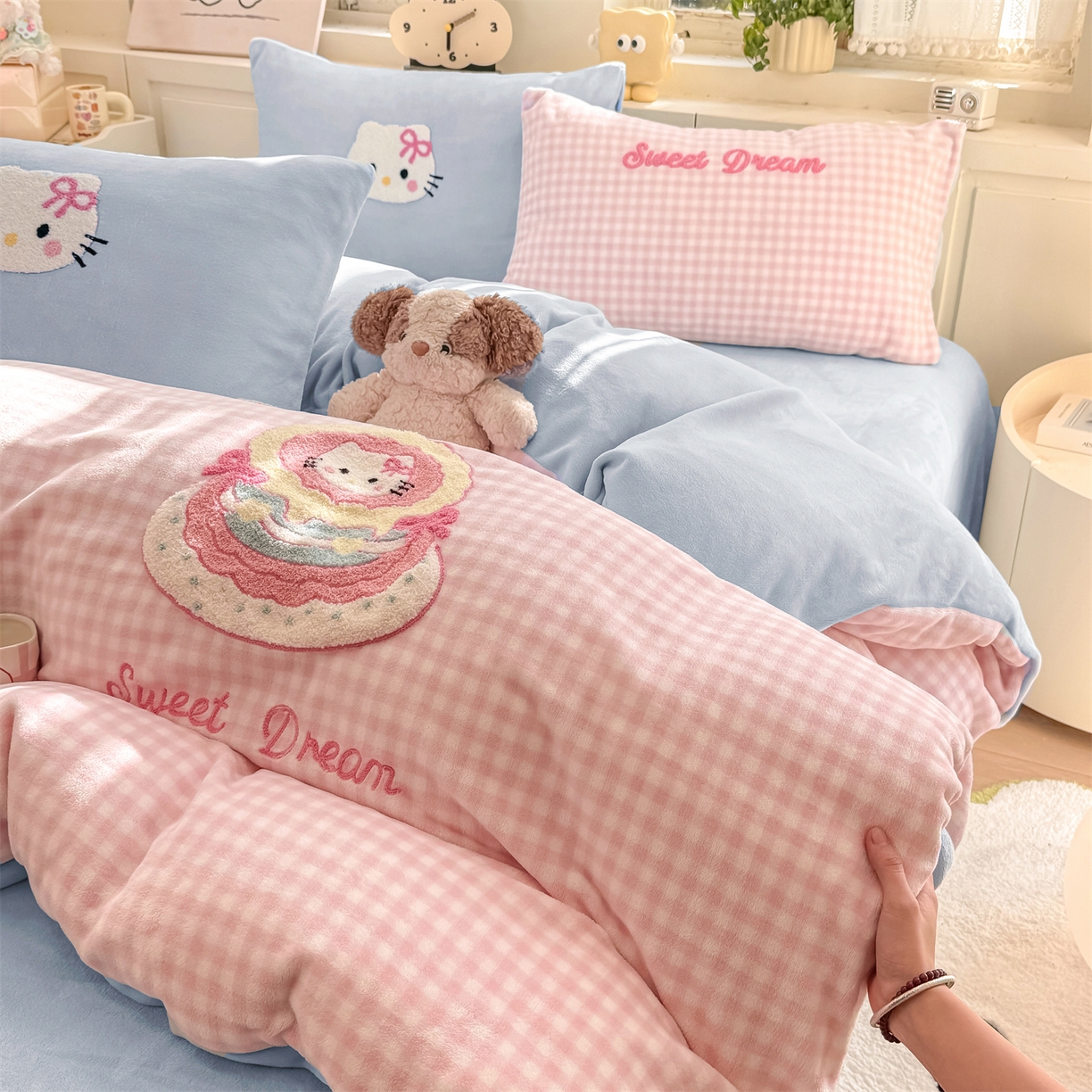 91家纺网 家纺一手货源 找家纺 灰鲸 2025新款牛奶绒毛巾绣苹果狗、蛋糕喵系列四件套 蛋糕喵-粉格+繁星蓝