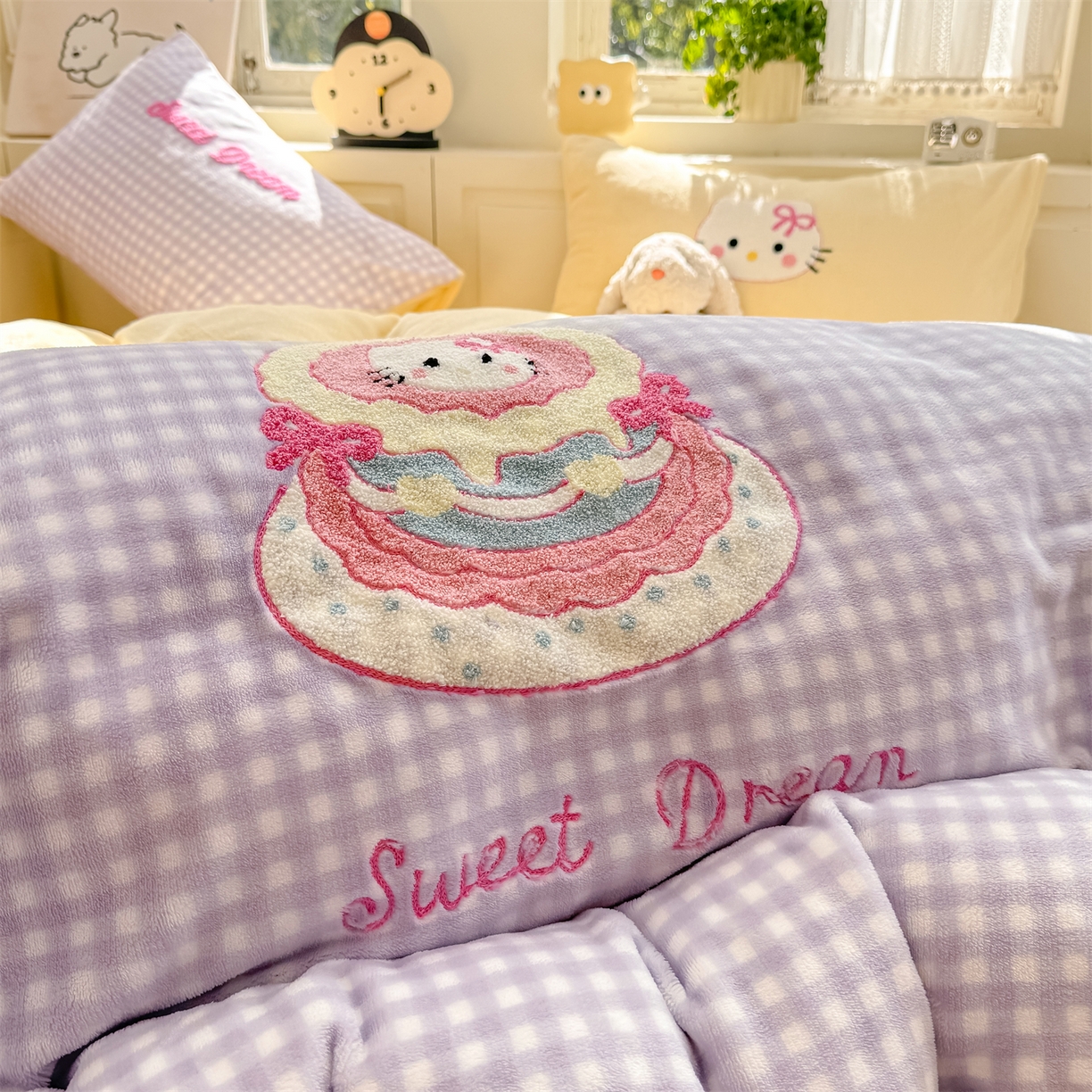 91家纺网 家纺一手货源 找家纺 灰鲸 2025新款牛奶绒毛巾绣苹果狗、蛋糕喵系列四件套 蛋糕喵-紫格+奶油黄