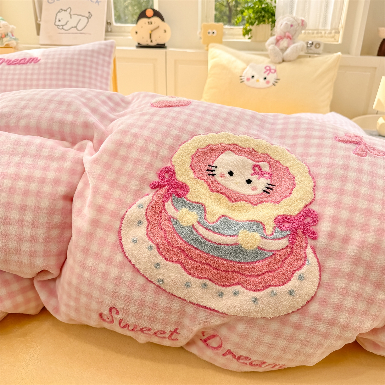 91家纺网 家纺一手货源 找家纺 灰鲸 2025新款牛奶绒毛巾绣苹果狗、蛋糕喵系列四件套 蛋糕喵-粉格+奶油黄