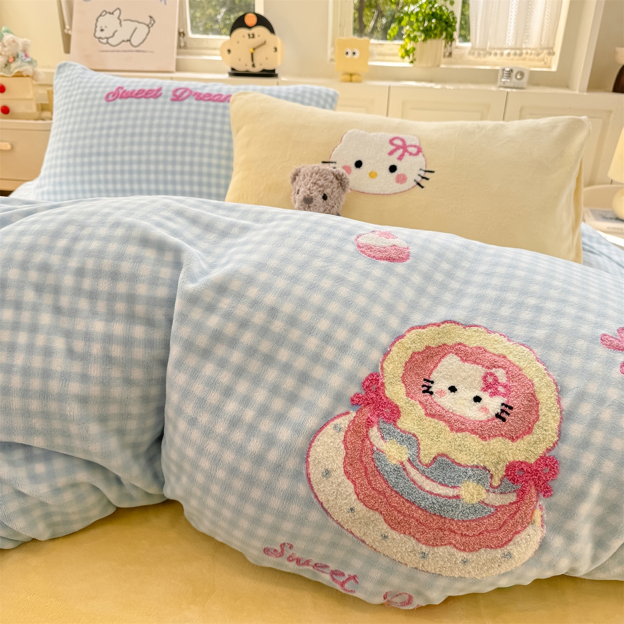 91家纺网 家纺一手货源 找家纺 灰鲸 2025新款牛奶绒毛巾绣苹果狗、蛋糕喵系列四件套 蛋糕喵-蓝格+奶油黄