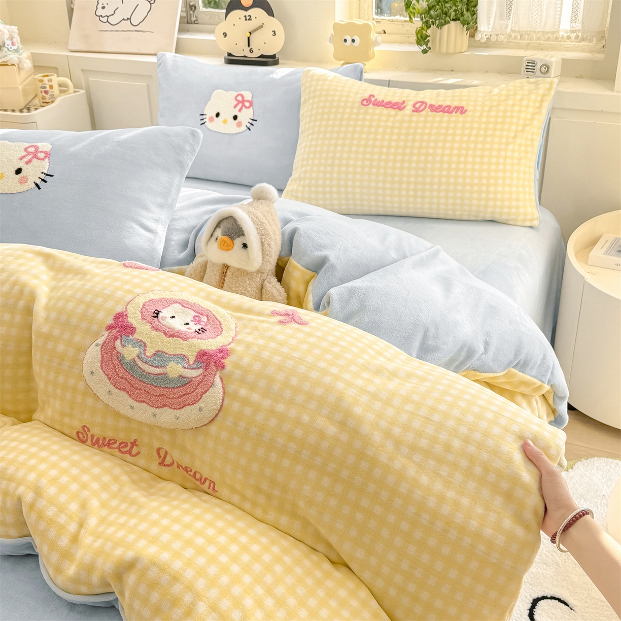 91家纺网 家纺一手货源 找家纺 灰鲸 2025新款牛奶绒毛巾绣苹果狗、蛋糕喵系列四件套 蛋糕喵-黄格+繁星蓝