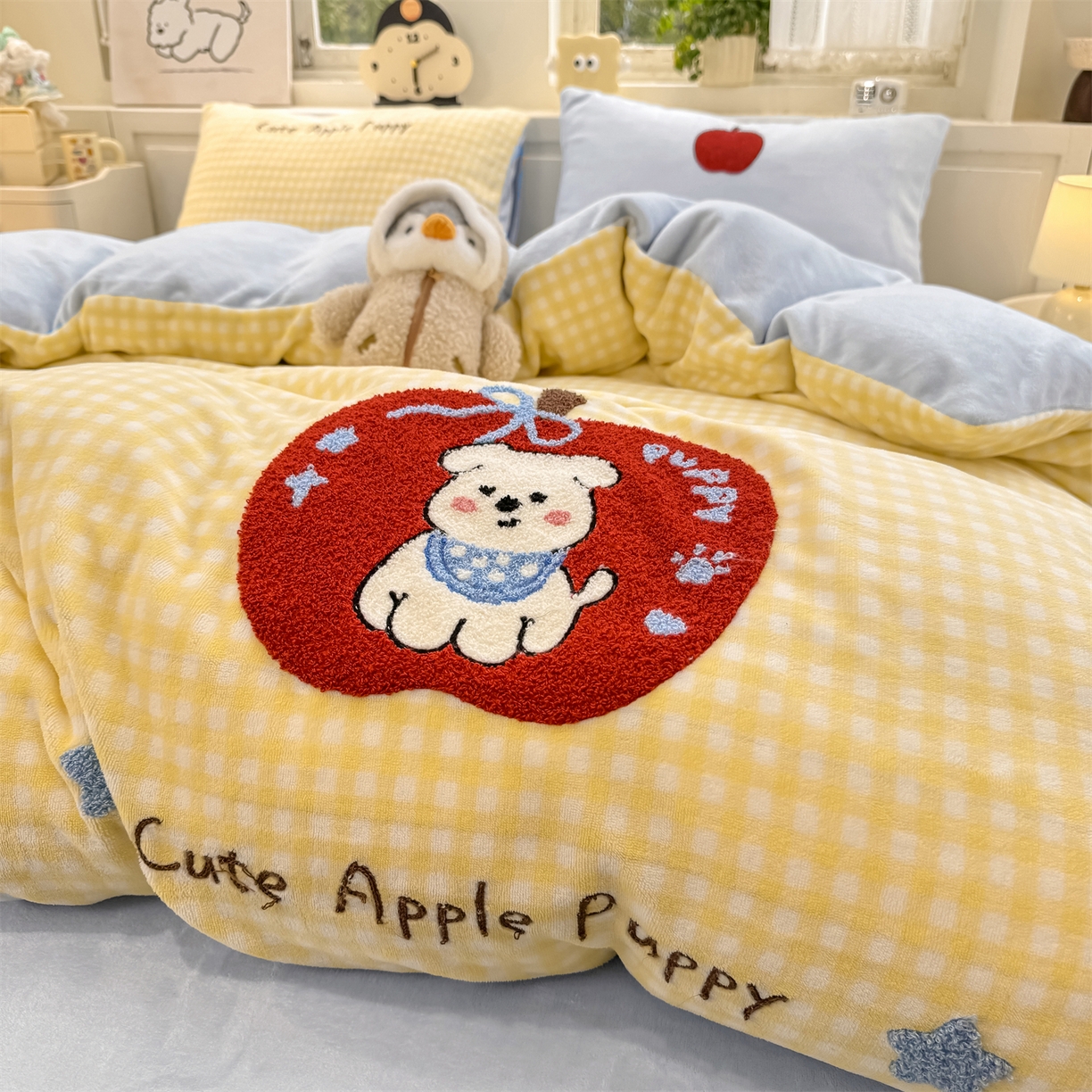 91家纺网 家纺一手货源 找家纺 灰鲸 2025新款牛奶绒毛巾绣苹果狗、蛋糕喵系列四件套 苹果狗-黄格+繁星蓝