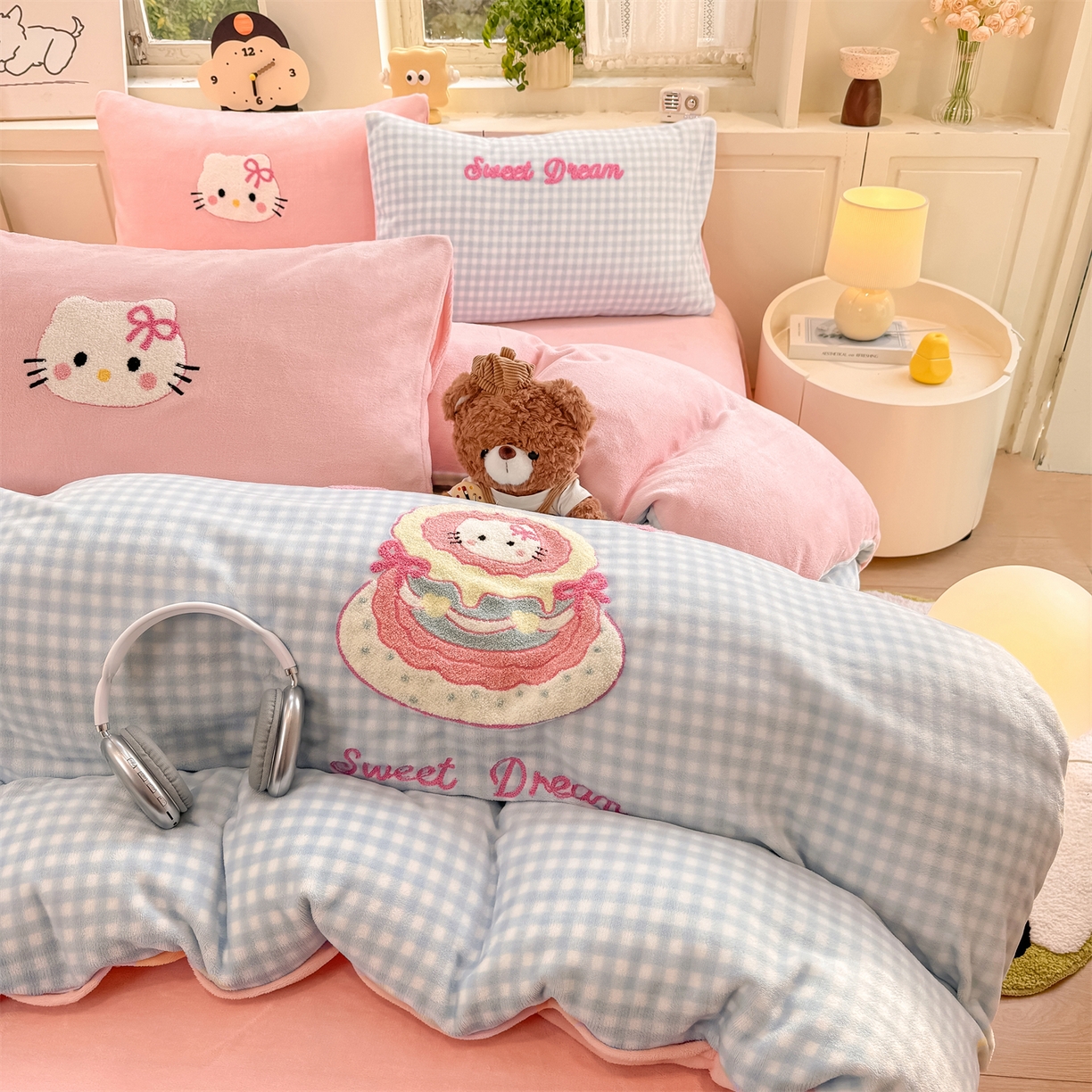 91家纺网 家纺一手货源 找家纺 灰鲸 2025新款牛奶绒毛巾绣苹果狗、蛋糕喵系列四件套 蛋糕喵-蓝格+可可粉