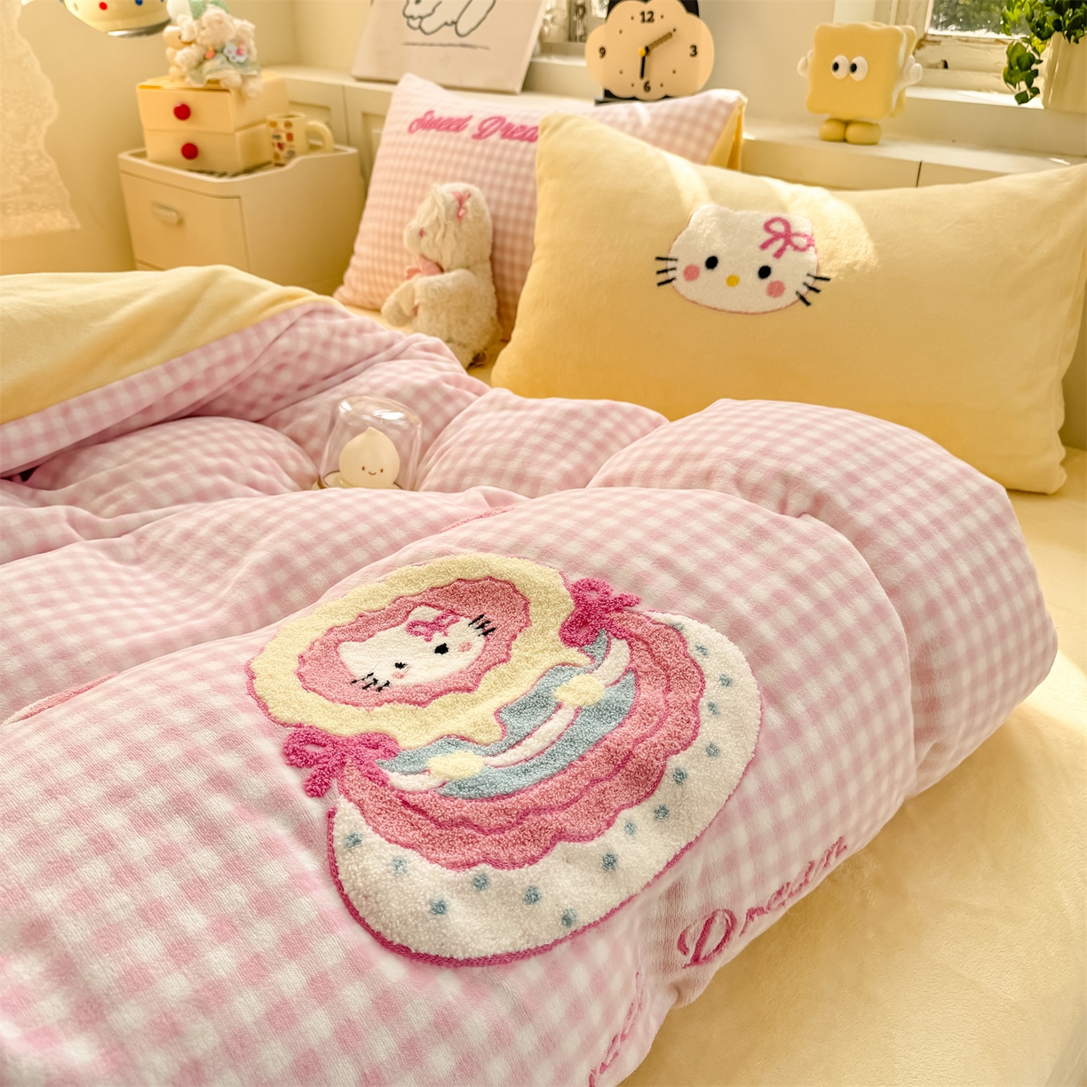 91家纺网 家纺一手货源 找家纺 灰鲸 2025新款牛奶绒毛巾绣苹果狗、蛋糕喵系列四件套 蛋糕喵-粉格+奶油黄